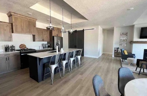 Enoch House | Full pickleball court, kings beds, HUGE clean home