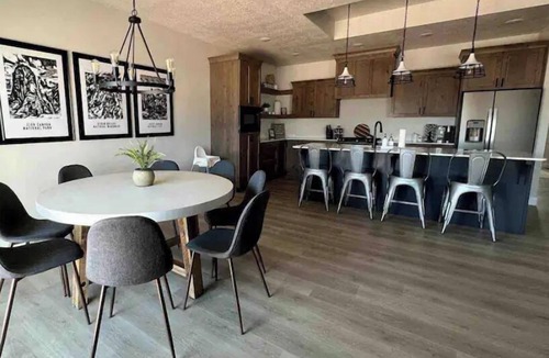 Enoch House | Full pickleball court, kings beds, HUGE clean home