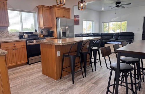 Price House | Fully Remodeled Downtown Gem Modern Comfort 3 Bedroom Sleeps 8 Plenty of Parking