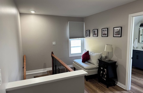Lansing House | Fully Renovated Modern Cozy Suburban Gem