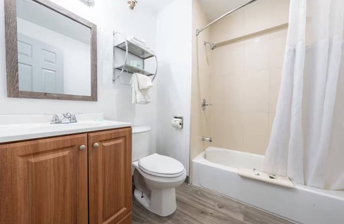 Hollywood District Hotel | Functional Studio w/Private Bathroom in Portland