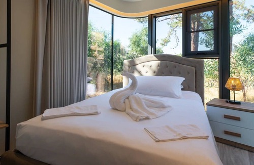 Pineto Bed & Breakfast | Futura 2 – Guest Room “Maison du Futur 2” in Borgo, 50 m from the Beach