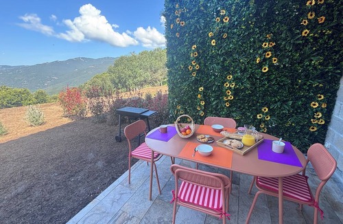Arbellara Apartment | Garden apartment between sea and mountains