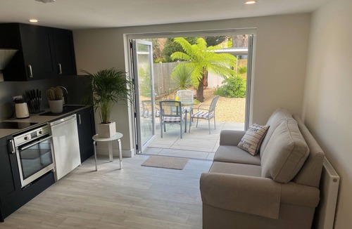 Netley Apartment | Garden Studio, private garden and amazing hot-tub