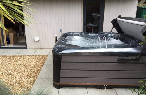 Netley Apartment | Garden Studio private garden and amazing hot-tub