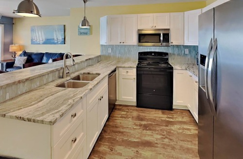 Put-in-Bay Condo | Gather the Crew—Right on the Water | 12 ppl | C202