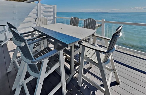 Put-in-Bay Condo | Gather the Crew—Right on the Water | 12 ppl | C202