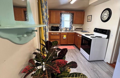 Fairview Beach Cottage | Gem on the Potomac River! Private beach, local restaurant, beautiful sunsets!