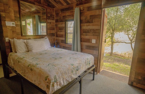 Dunlap Hotel | Gena's Sierra Inn & Restaurant