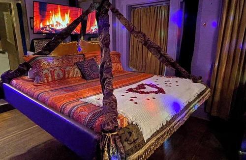 Mount Vernon Bed & Breakfast | Genie Romance Suite with Escape 1BDR, Jet Tub, King Flying Bed in Mount Vernon