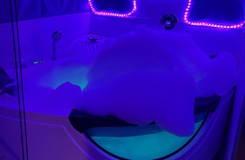 Mount Vernon Bed & Breakfast | Genie Romance Suite with Escape 1BDR, Jet Tub, King Flying Bed in Mount Vernon