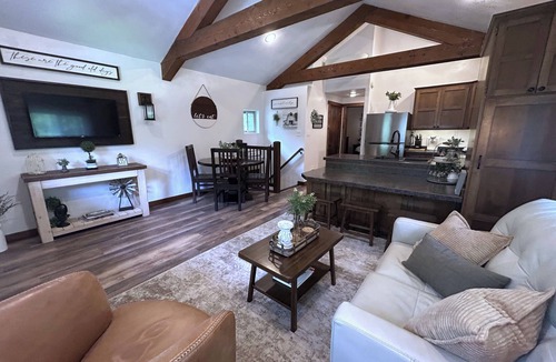 Ronan Cabin | Get away from the stress and strain of life at this romantic mountain cabin.