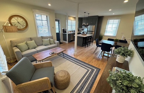 Yachting Village House | Get ready for the ultimate Newport adventure in this stunning renovated whole house right off Historic Thames Street! 6BR/6 queens + pull-outs (sleeps 16), 2 full kitchens, private deck