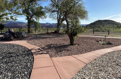 Teasdale House | Getaway w/sport court! Near Capitol Reef- Sleeps 21 in beds/26 total