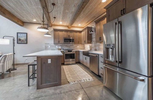 Coram Condo | Glacier's Home Base 2BR Condo Garage Private Spa