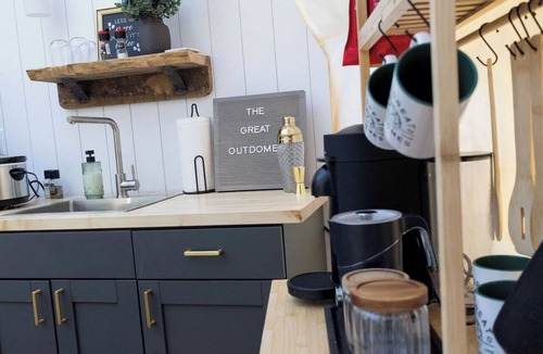 Clarkson Apartment | GLAMPING DOME WITH WOOD BURNING HOT TUB NEAR MAMMOTH CAVE