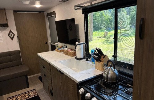 Shaver Lake RV Rental | Glamping - King Bed - Walk to Town - Near Meadow