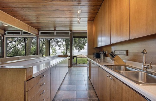 Sandusky House | GLASS HOUSE 5 BR Private Lake Erie Beach Great for Summer, Fall, Winter