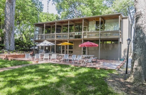 Sandusky House | GLASS HOUSE 5 BR Private Lake Erie Beach Great for Summer, Fall, Winter