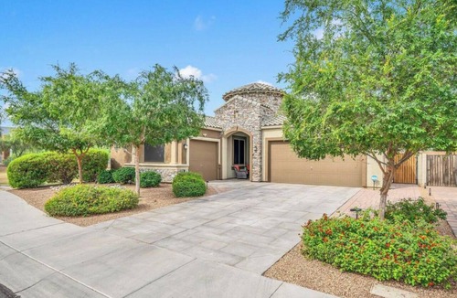 Pendergast West Estates House | Glendale Getaway-Walk to State Farm Stadium, Arena, Westgate & Shopping!
