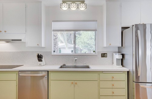 Paradise Villa | GOLDEN ERA VINTAGE BEAUTY, 3BD/2BTH w/Pool + Spa + Gorgeous Jetted Tub