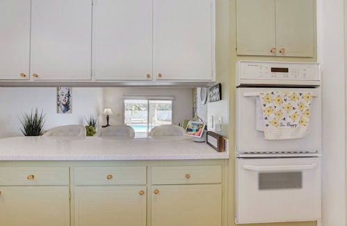 Paradise Villa | GOLDEN ERA VINTAGE BEAUTY, 3BD/2BTH w/Pool + Spa + Gorgeous Jetted Tub