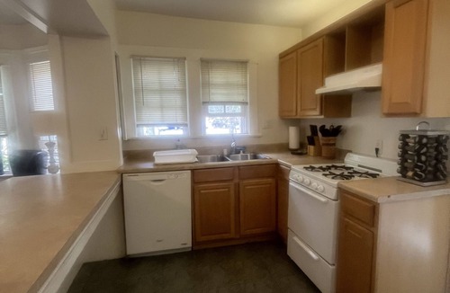 Golden Hill Apartment | Golden Hill apartment W/private balcony