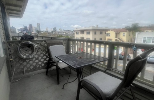 Golden Hill Apartment | Golden Hill apartment W/private balcony