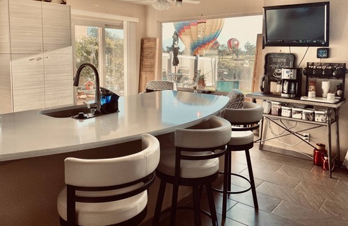 Ladera West House | Golf Course, Mnt Views, Balloons, King Bed, Veranda, Yard, 3 BD, WIFI, BBQ, WD