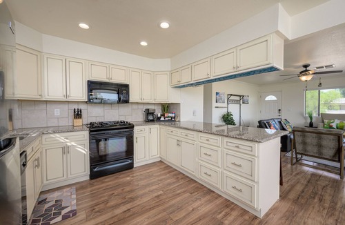 Bullhead City House | Golf course, modern 3 bdr home, King bed, longer stays welcome