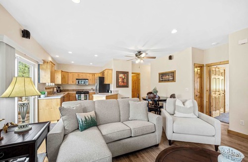 Blanchard Condo | Golf course view condo near Stone Ridge with deck & BBQ