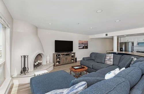 Imperial Beach Apartment | Gorgeous Large Spacious 3 Bedroom Direct Oceanfront