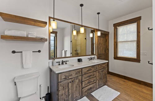 Sandpoint Cabin | Gorgeous mountain getaway - VIEWS - HotTub - Private - Wildlife - Close to town
