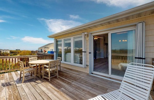 Surf City House | Gorgeous renovated townhome. Easy beach access - linens & beach gear included