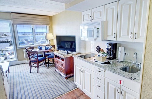 The Point Resort | Gorgeous Views from EVERY room, Be right on Newport Harbor