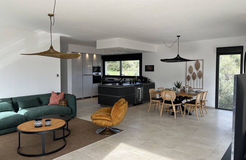 L'Ile-Rousse Apartment | Grand Appartement Avec une Très Grande Terrasse Équipée D'un Jacuzzi