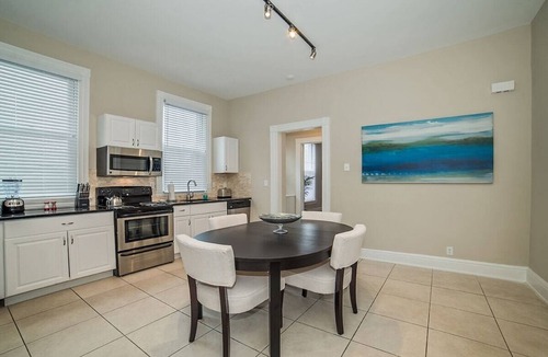 Walnut Hills Apartment | Grand Historic 2 Bedroom Apartment