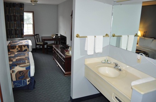 Put-in-Bay Hotel | Grand Islander Hotel