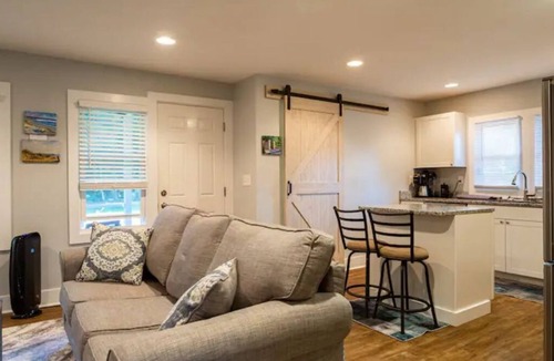 Charleston Cottage | Grand Oaks Cottage: Ideal Location!