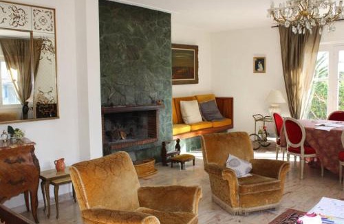 Cargese House | Grande maison au cadre verdoyant au centre village