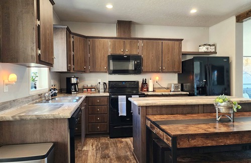 Lenore House | Grandview Getaway offers spectacular views overlooking the Clearwarter river.