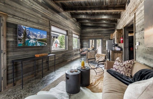 Last Chance House | Grasshoppers Escape|Cozy Cabin, World Class Fishing, Firepit, 30m Yellowstone