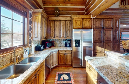 Victor House | Gray Drake Cabin Teton Springs Deluxe Log Home Quiet Location w/A/C & Hot Tub