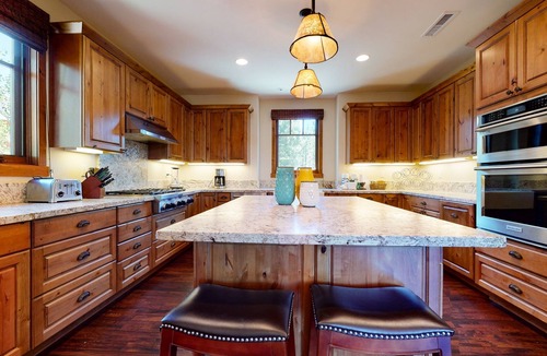 Mammoth Lakes Condo | Graystone 2110 5-Star Luxury House with Private Jacuzzi and Double Garage by RedAwning