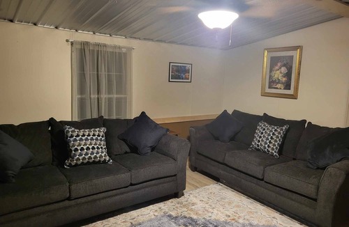 Blue Creek House | Great Location near Shawnee!