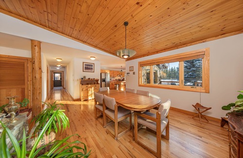 Wilson House | Green Circle Lodge: Quiet getaway in Wilson with Mountain views