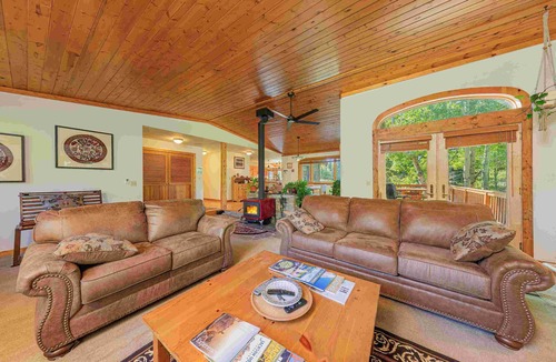 Wilson House | Green Circle Lodge: Quiet getaway in Wilson with Mountain views