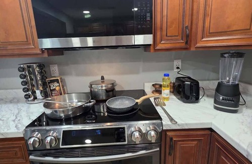 Somerset House | Green Dolphin Retreat | 3BR Near Lake & Downtown