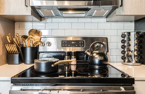 Boise Apartment | Greenbelt Balcony 2BR | Hot Tub, Steps to Downtown
