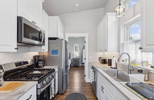 Rose Park Apartment | Griz Country Cottage - New Top Level Tri-Plex in the University District